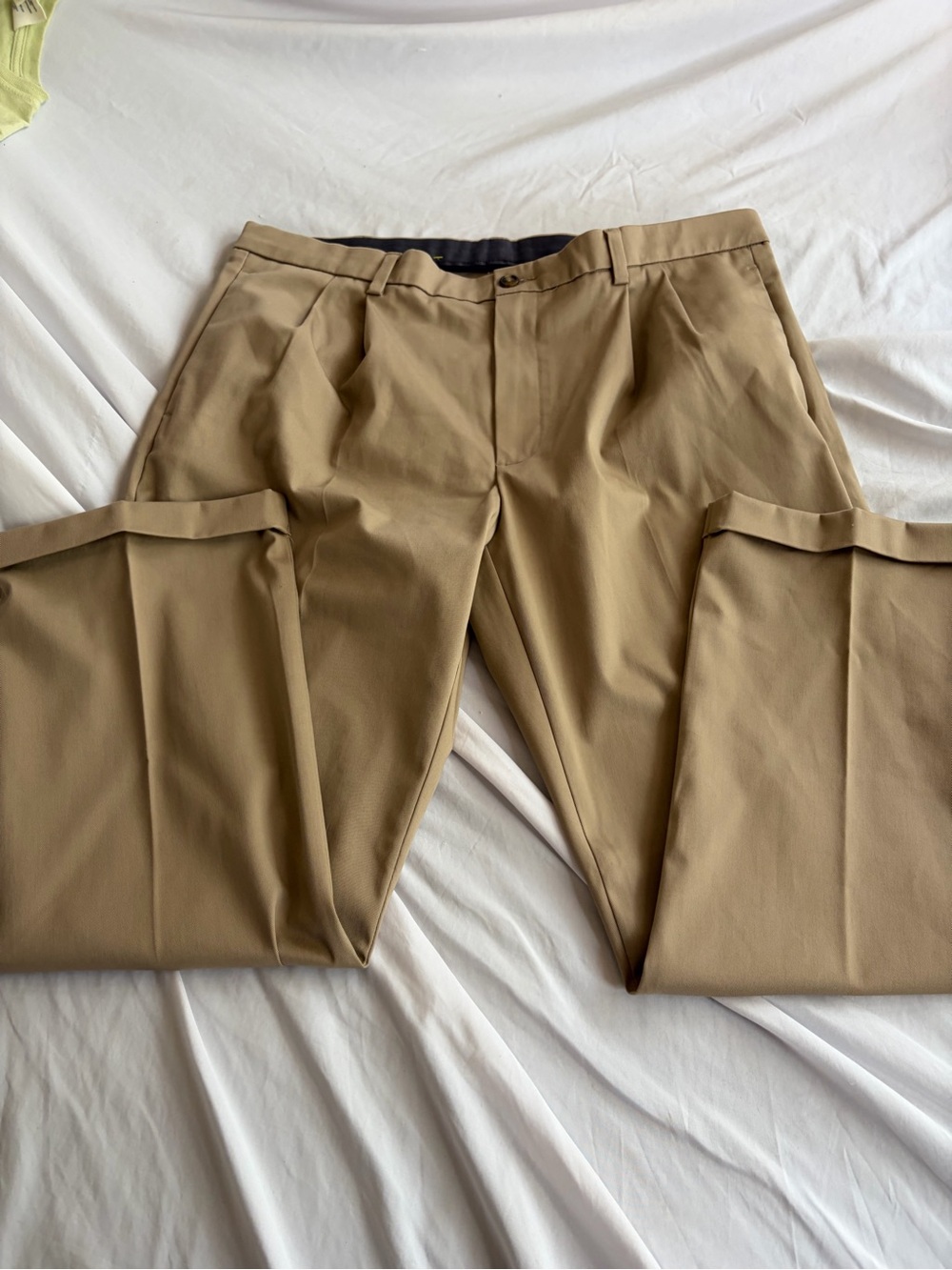 Roundtree & Yorke Travel Smart Total Flex Khaki Pants Men's 40x30 Pleated Cuffed